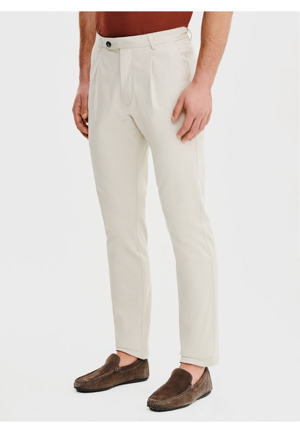 Pako Lorente - PAKO LORENTE - Beżowe spodnie z zaszewkami. Okazja: na co dzień. Kolor: beżowy. Materiał: elastan, bawełna. Wzór: gładki. Styl: casual