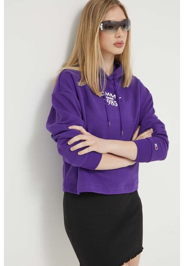 Tommy Jeans bluza damska kolor fioletowy z kapturem z nadrukiem. Typ kołnierza: kaptur. Kolor: fioletowy. Materiał: bawełna, dzianina. Długość rękawa: długi rękaw. Długość: długie. Wzór: nadruk