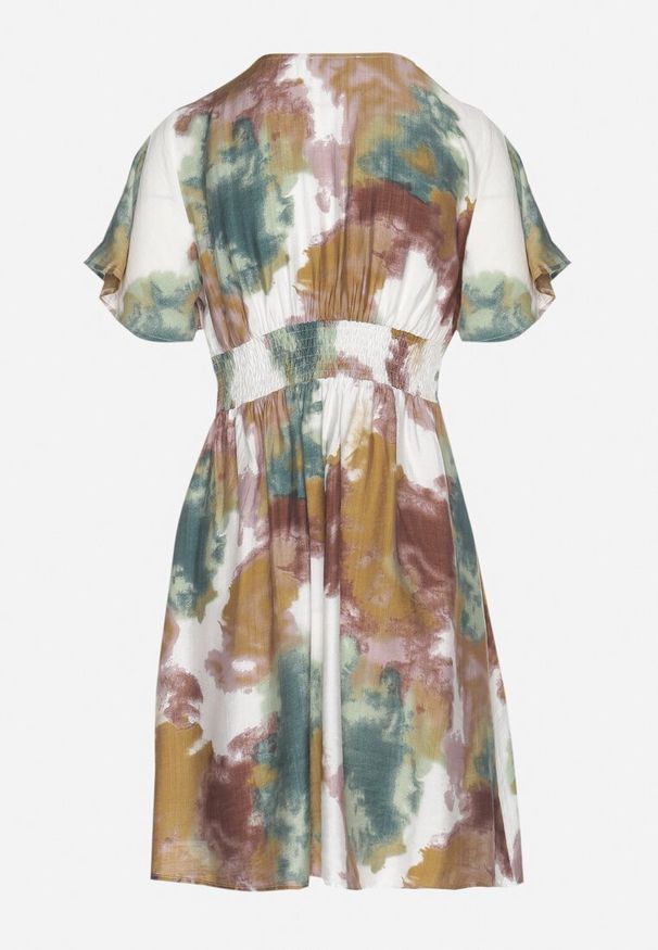 Born2be - Zielona Sukienka z Wiskozą i Kopertowym Dekoltem Soledia. Okazja: na co dzień. Typ kołnierza: dekolt w kształcie V. Kolor: zielony. Materiał: wiskoza. Typ sukienki: kopertowe. Styl: casual, elegancki