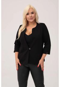 Moda Size Plus Iwanek - Czarny żakiet Grace - klasyka z nutą nowoczesności PLUS SIZE XXL. Okazja: na spotkanie biznesowe, na co dzień. Kolekcja: plus size. Kolor: czarny. Materiał: nylon, materiał, tkanina, wiskoza. Długość: krótkie. Styl: casual, klasyczny, elegancki, biznesowy