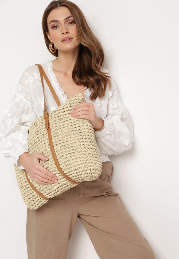 Born2be - Jasnobeżowa Pleciona Torebka Shopper z Rączkami Zapinana na Suwak Alulasa. Kolor: beżowy. Styl: elegancki, casual