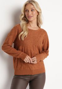 Born2be - Brązowy Sweter z Tłoczonym Wzorem w Ornamentalnym Stylu Mariot. Okazja: na co dzień. Kolor: brązowy. Styl: casual #5