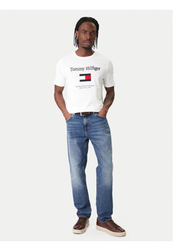 TOMMY HILFIGER - Tommy Hilfiger T-Shirt Embro Flag MW0MW42736 Biały Regular Fit. Kolor: biały. Materiał: bawełna