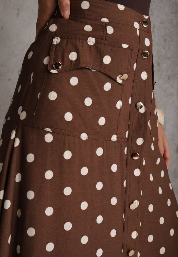 Renee - Brązowa Wiskozowa Spódnica High Waist w Kropki z Guzikami Tadalion. Stan: podwyższony. Kolor: brązowy. Materiał: wiskoza. Wzór: kropki. Styl: retro