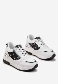 Born2be - Biało-Czarne Sneakersy na Koturnie z Metaliczną Wstawką i Suwakiem Dalinxa. Okazja: na co dzień. Nosek buta: okrągły. Kolor: biały. Materiał: jeans. Wzór: aplikacja. Obcas: na koturnie #3