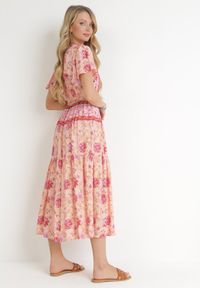 Born2be - Różowa Rozkloszowana Sukienka Midi z Gumką w Talii i Materiałowym Paskiem Shagumi. Kolor: różowy. Materiał: materiał. Sezon: wiosna, lato. Długość: midi #3