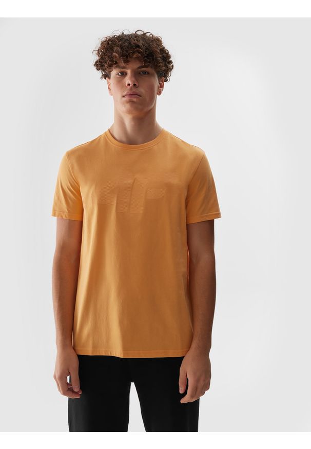 4f - T-shirt regular z nadrukiem męski - łososiowy. Okazja: na co dzień. Kolor: pomarańczowy. Materiał: bawełna, dzianina, jersey. Długość rękawa: krótki rękaw. Długość: krótkie. Wzór: nadruk. Styl: casual, sportowy