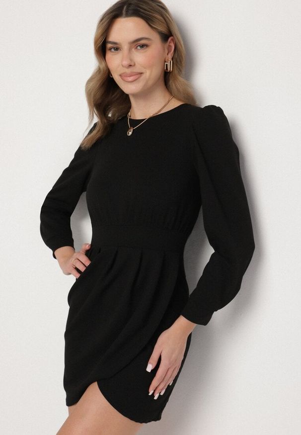 Born2be - Czarna Sukienka z Marszczeniem i Bufiastymi Rękawami Redenia. Kolor: czarny. Styl: klasyczny, elegancki