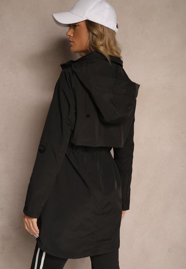 Renee - Czarna Kurtka Utility Parka z Odpinanym Kapturem i Wiązaniem w Talii Kalirne. Typ kołnierza: kaptur. Kolor: czarny. Styl: elegancki