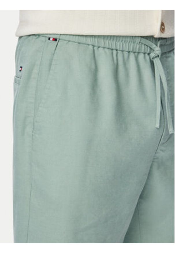 TOMMY HILFIGER - Tommy Hilfiger Szorty materiałowe Dover MW0MW44353 Zielony jasny Regular Fit. Kolor: zielony. Materiał: len