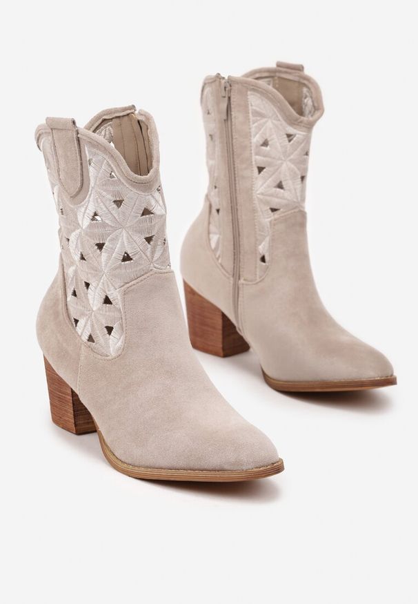 Renee - Jasnobeżowe Botki Kowbojki Vices na Słupku z Geometrycznym Motywem Sarori. Kolor: beżowy. Materiał: jeans. Wzór: geometria. Obcas: na słupku. Styl: elegancki. Wysokość obcasa: średni