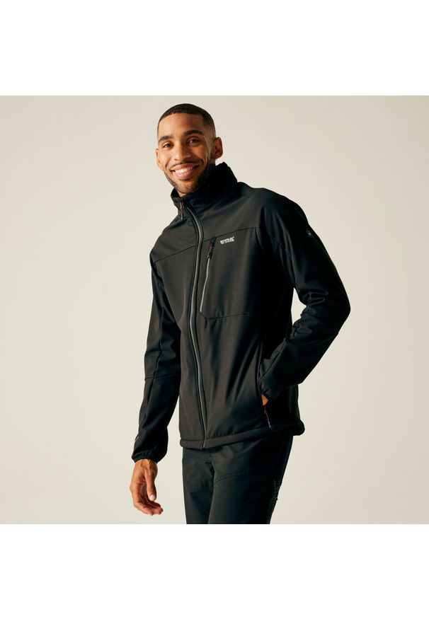 Regatta - Kurtka męska softshell wodoodporny Mountdale. Kolor: czarny. Materiał: softshell. Sport: turystyka piesza