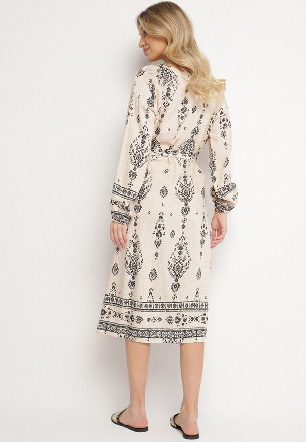Born2be - Jasnobeżowa Sukienka we Wzory Boho Pudełkowa z Paskiem w Talii Lisanea. Okazja: na co dzień. Kolor: beżowy. Materiał: materiał. Długość rękawa: długi rękaw. Typ sukienki: w kształcie A. Styl: boho