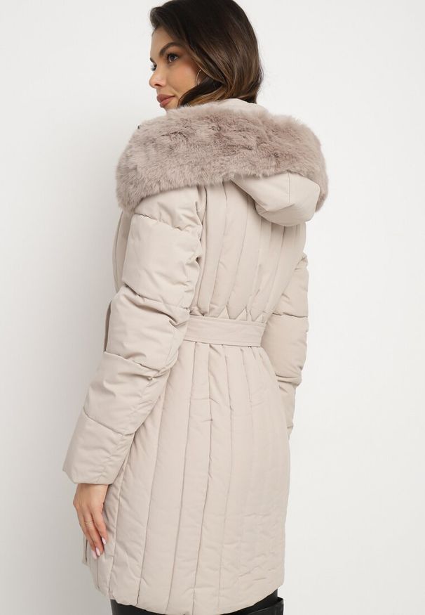 Born2be - Beżowa Kurtka z Pionowymi Pikowanymi Przeszyciami i Kapturem z Futrem Wiązana w Pasie Leoriya. Okazja: na co dzień. Kolor: beżowy. Materiał: futro. Styl: casual