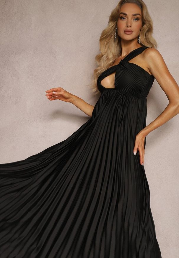Renee - Czarna Asymetryczna Sukienka Plisowana na Jedno Ramię z Gumką w Talii Elashay. Kolor: czarny. Materiał: materiał. Typ sukienki: asymetryczne. Styl: elegancki, klasyczny