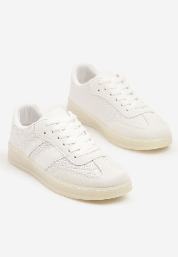 Born2be - Białe Sneakersy Typu Tenisówki z Ozdobnymi Paskami Amodelle. Okazja: na co dzień. Zapięcie: pasek. Kolor: biały. Materiał: jeans. Wzór: paski. Obcas: na obcasie. Wysokość obcasa: niski