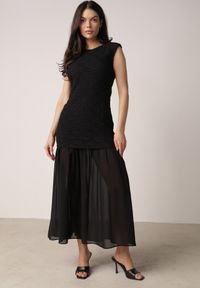 Born2be - Czarna Sukienka Ażurowa z Usztywnioną Linią Ramion i Przezroczystym Dołem Semiriel. Kolor: czarny. Materiał: zamsz. Wzór: ażurowy. Styl: elegancki, klasyczny #1