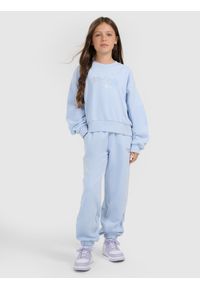 4f - 4F Bluza dresowa nierozpinana bez kaptura dziewczęca - niebieska 134 (8-9 lat). Okazja: na uczelnię, na co dzień. Typ kołnierza: bez kaptura. Kolor: niebieski. Materiał: dresówka. Sezon: lato. Styl: casual #2