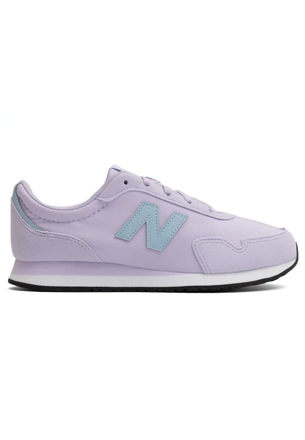 Buty dziecięce New Balance GC323AE – fioletowe. Okazja: na uczelnię, na co dzień. Kolor: fioletowy. Materiał: materiał, syntetyk. Szerokość cholewki: normalna