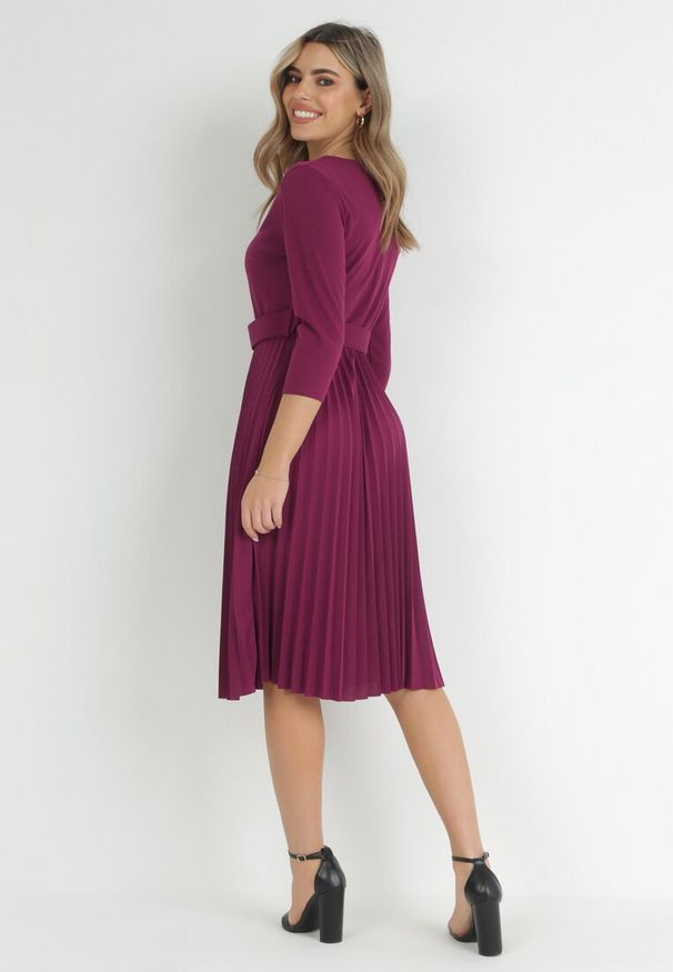 Born2be - Fioletowa Sukienka Plisowana z Paskiem Gonnge. Okazja: na co dzień, na imprezę. Kolor: fioletowy. Typ sukienki: proste, dopasowane. Styl: klasyczny, elegancki, casual