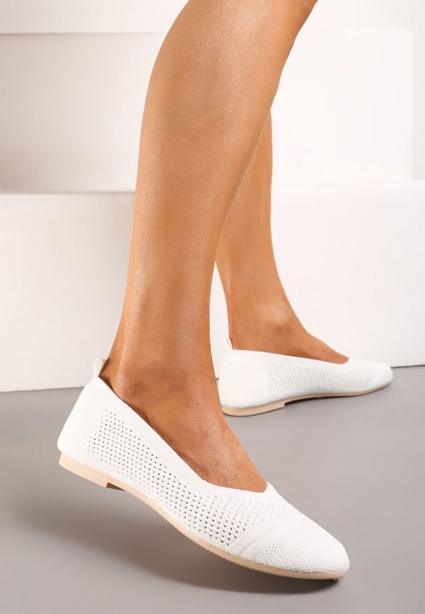 Renee - Białe Płaskie Balerinki z Siateczkowego Materiału Nelibra. Okazja: na spotkanie biznesowe, na co dzień. Kolor: biały. Materiał: materiał. Styl: biznesowy, casual, elegancki