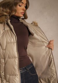 Renee - Brązowa Kurtka z Pikowanymi Przeszyciami i Kapturem z Odpinanym Futrem Galenea. Okazja: na co dzień. Kolor: brązowy. Materiał: futro. Styl: elegancki, casual
