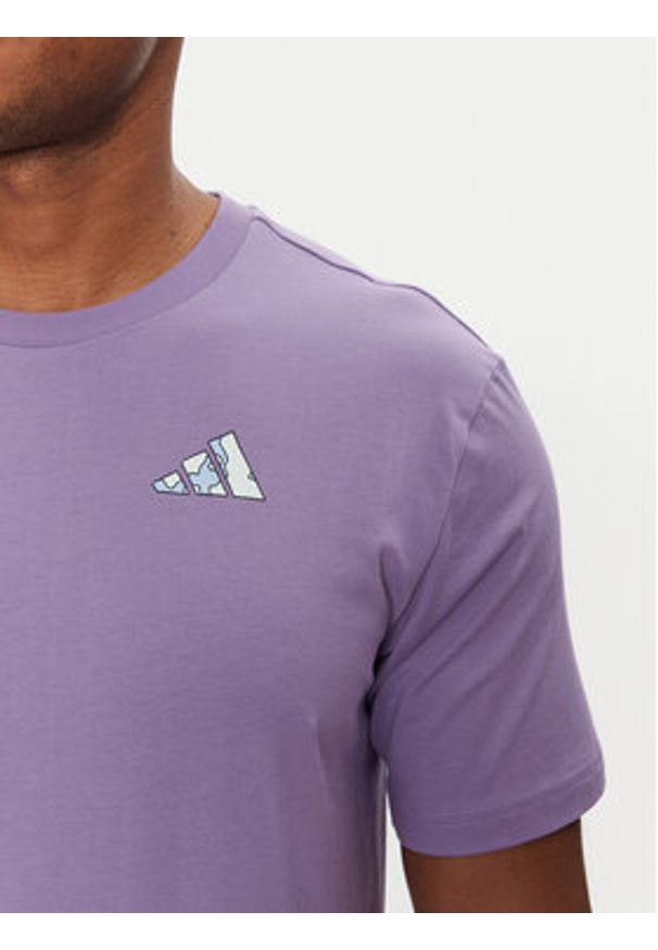 Adidas - adidas T-Shirt Earth Day Graphic JI6757 Fioletowy Regular Fit. Kolor: fioletowy. Materiał: bawełna