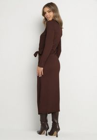 Born2be - Brązowa Taliowana Sukienka z Ozdobnym Wiązaniem i Rozcięciami Esilda. Okazja: na co dzień, na spotkanie biznesowe. Kolor: brązowy. Styl: biznesowy, klasyczny, casual, elegancki #7