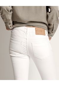 ONETEASPOON - Białe jeansy Freebirds II. Kolor: biały. Wzór: aplikacja, kolorowy. Sezon: lato #4