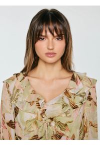 Big-Star - Sukienka damska mini z wiskozy w roślinny wzór Amisi 000. Okazja: na co dzień, na spacer. Typ kołnierza: dekolt w serek. Kolor: wielokolorowy. Wzór: nadruk, aplikacja, kwiaty. Materiał: wiskoza. Długość rękawa: długi rękaw. Sezon: lato. Styl: wakacyjny, casual. Długość: mini #3