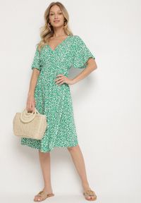 Born2be - Zielona Bawełniana Sukienka o Rozkloszowanym Kroju w Kwiatowy Wzór Aramine. Okazja: na co dzień. Typ kołnierza: dekolt w kształcie V. Kolor: zielony. Wzór: kwiaty. Typ sukienki: proste. Materiał: bawełna. Długość rękawa: krótki rękaw. Sezon: wiosna, lato. Styl: klasyczny, casual, elegancki #4