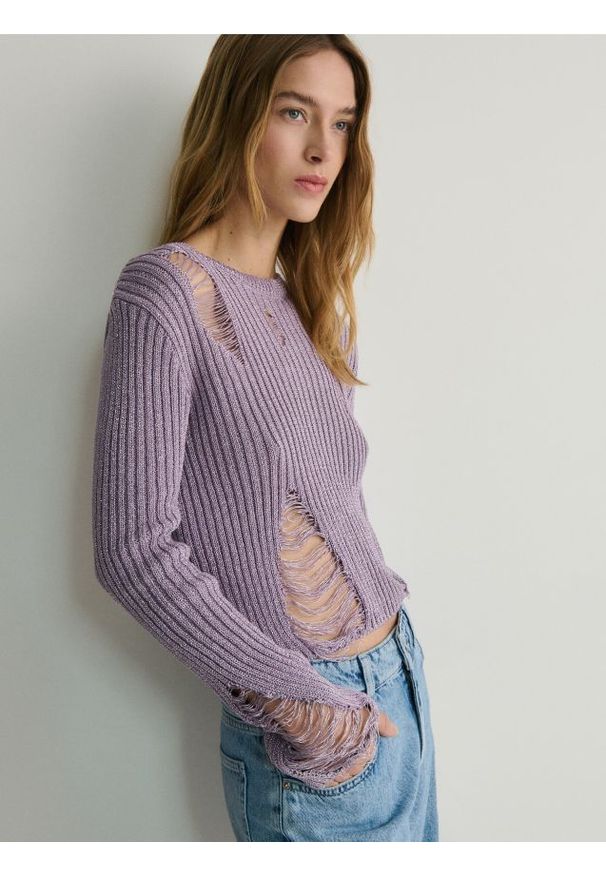 Reserved - Metalizowany sweter z rozdarciami - lawendowy. Kolor: fioletowy. Materiał: bawełna, dzianina