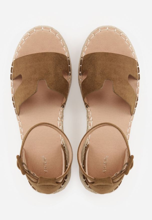 Renee - Ciemnozielone Sandały VICES na Koturnie z Plecionką i Wycięciami przy Cholewce Celanele. Okazja: na co dzień. Zapięcie: sprzączka. Kolor: zielony. Wzór: ażurowy. Sezon: lato. Obcas: na koturnie. Styl: wakacyjny, casual, elegancki