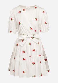 Born2be - Biała Sukienka Bawełniana z Gumką w Pasie w Wisienki Alova. Okazja: na co dzień. Kolor: biały. Materiał: bawełna. Długość rękawa: krótki rękaw. Typ sukienki: kopertowe. Styl: casual #5