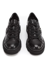 Wittchen - Damskie sneakersy skórzane z łańcuszkiem czarne. Okazja: na co dzień. Nosek buta: okrągły. Kolor: czarny. Materiał: skóra. Wzór: aplikacja #4