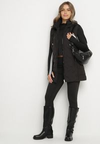 Born2be - Czarna Przejściowa Kamizelka o Taliowanym Kroju z Kapturem Olendra. Okazja: na co dzień, na spacer. Typ kołnierza: kaptur. Kolor: czarny. Materiał: poliester, jeans. Styl: klasyczny, casual, sportowy #7