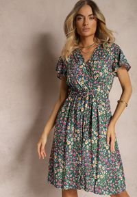 Renee - Zielona Sukienka z Wiskozy z Kopertowym Dekoltem Wykończona Gumką w Pasie i Sznurkiem Abrolea. Kolor: zielony. Materiał: wiskoza. Sezon: lato. Typ sukienki: kopertowe #5