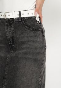 Born2be - Czarna Ołówkowa Spódnica Jeansowa z Rozcięciem z Przodu Limirea. Okazja: na co dzień. Kolor: czarny. Materiał: jeans. Styl: casual