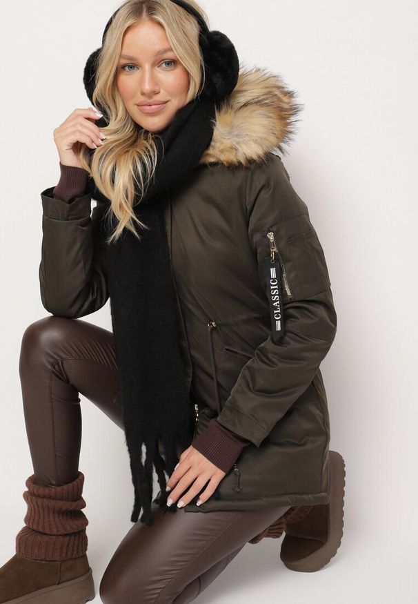 Born2be - Zielono-Beżowa Kurtka Parka z Futerkowym Odpinanym Zdobieniem przy Kapturze Inellae. Okazja: na co dzień. Kolor: zielony. Materiał: dzianina, jeans, futro. Wzór: aplikacja. Styl: elegancki, casual, klasyczny