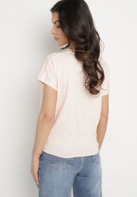 Born2be - Jasnoróżowy T-shirt z Bawełny z Ozdobnym Wiązaniem Sunitra. Okazja: na co dzień, na spotkanie biznesowe. Kolor: różowy. Materiał: bawełna. Sezon: lato, wiosna. Styl: biznesowy, klasyczny, casual #4