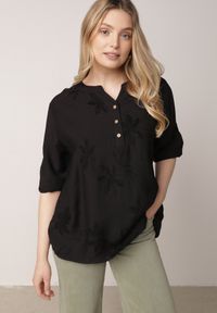 Born2be - Czarna Koszula z Wiskozy z Haftowanymi Kwiatami Sylimeine. Okazja: na co dzień. Kolekcja: plus size. Kolor: czarny. Materiał: wiskoza. Wzór: haft, kwiaty. Sezon: lato. Styl: casual, klasyczny #1
