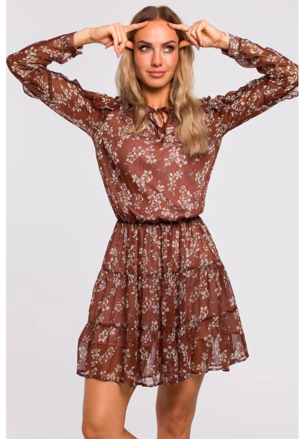 Sukienki.shop - Sukienka BOHO w kwiaty szyfonowa z falbankami brązowa. Typ kołnierza: kołnierz z falbankami. Kolor: brązowy. Materiał: szyfon. Długość rękawa: długi rękaw. Wzór: kwiaty. Styl: boho. Długość: mini