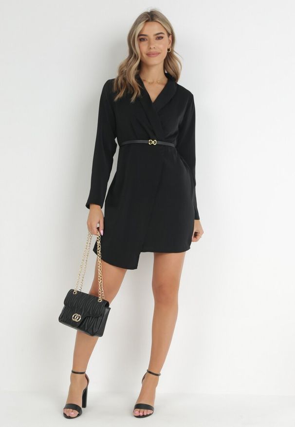 Born2be - Czarna Sukienka Tryphala. Typ kołnierza: dekolt w kształcie V. Kolor: czarny. Materiał: tkanina. Długość rękawa: długi rękaw. Wzór: aplikacja, gładki, jednolity. Typ sukienki: kopertowe. Styl: klasyczny. Długość: mini