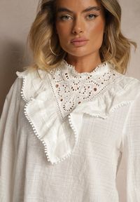 Renee - Biała Bluzka z Bawełny Zdobiona Ażurowym Haftem i Falbaną Nevole. Okazja: na co dzień. Kolor: biały. Materiał: bawełna. Długość rękawa: długi rękaw. Długość: długie. Wzór: aplikacja, ażurowy, haft. Styl: elegancki, casual