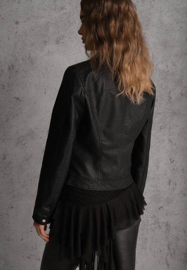 Renee - Czarna Taliowana Kurtka Ramoneska o Klasycznym Fasonie Tessana. Okazja: na randkę. Kolor: czarny. Materiał: jeans, poliester. Styl: klasyczny