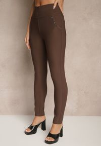 Renee - Brązowe Spodnie Typu Skinny High Waist Ozdobione Cyrkoniami Lavilara. Okazja: na co dzień. Stan: podwyższony. Kolor: brązowy. Wzór: aplikacja. Styl: elegancki, casual #5