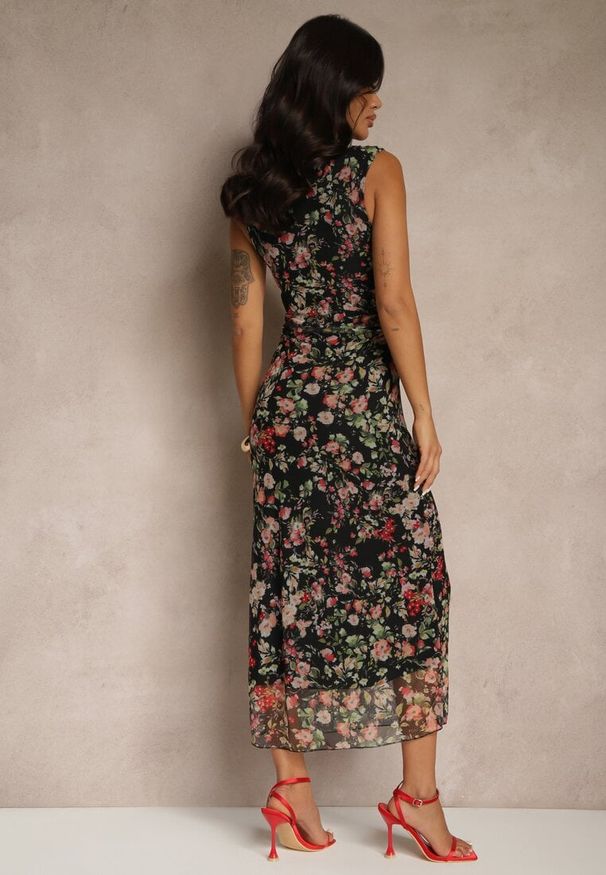 Renee - Czarna Sukienka Typu Bodycon w Kwiatowy Wzór Melavela. Kolor: czarny. Wzór: kwiaty. Typ sukienki: bodycon. Styl: klasyczny