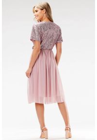 Awama - Koktajlowa sukienka na wesele rozkloszowana z cekinami róż. Okazja: na ślub cywilny, na wesele, na imprezę. Kolor: czarny, różowy, beżowy. Materiał: tiul. Styl: wizytowy #6