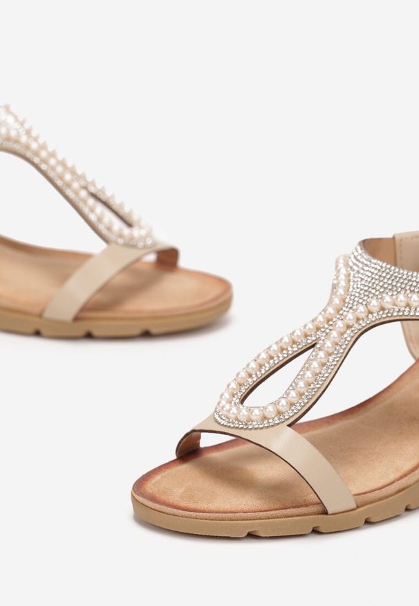 Renee - Beżowe Sandały na Koturnie Ozdobione Cyrkoniami i Perełkami Landri. Okazja: na co dzień, na spacer. Nosek buta: otwarty. Kolor: beżowy. Wzór: aplikacja. Materiał: len. Sezon: lato. Obcas: na koturnie. Styl: wizytowy, casual. Wysokość obcasa: średni
