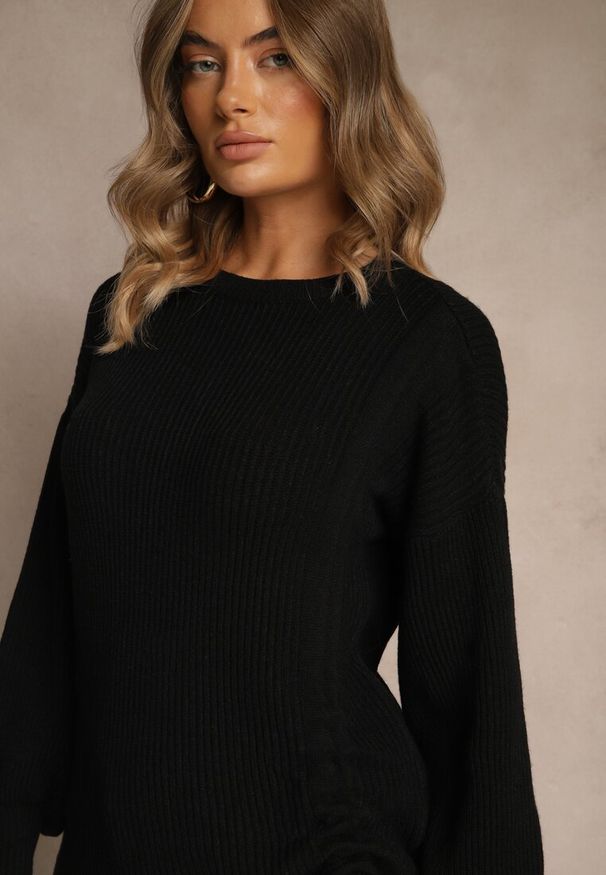 Renee - Czarny Sweter z Wiskozą o Prostym Kroju z Bocznym Ściągaczem Tivadella. Okazja: na co dzień. Kolor: czarny. Materiał: wiskoza. Sezon: jesień. Styl: elegancki, casual